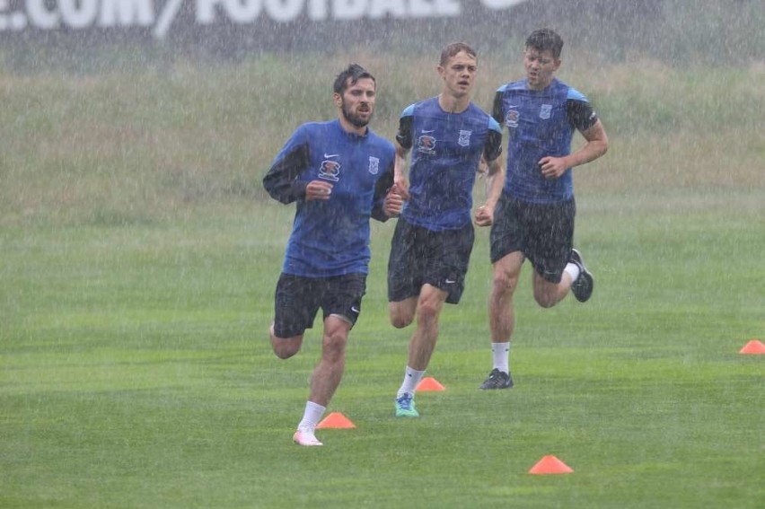 Zawodnicy Lecha Poznań trenowali w deszczu