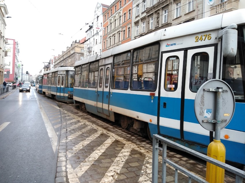 Poranny paraliż Wrocławia. Mężczyzna skoczył ze słupa energetycznego, zginął na miejscu (ZDJĘCIA)