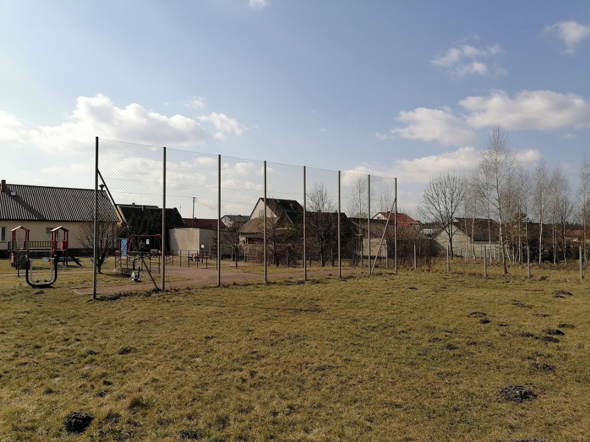 W Mzurowej w gminie Sobków powstało boisko do piłki nożnej....
