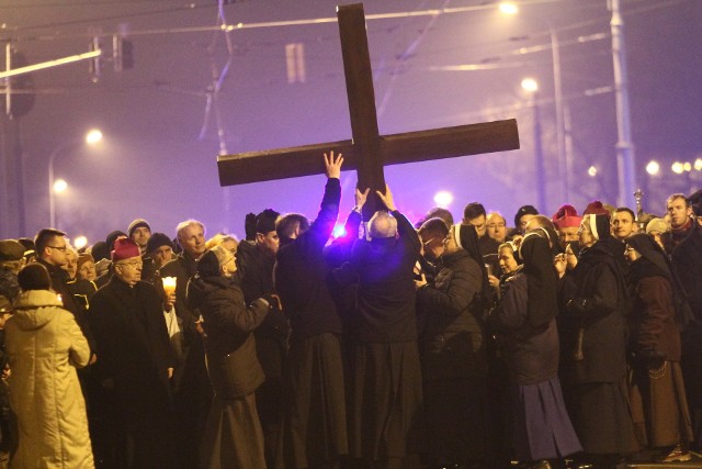 Ekumeniczna droga krzyżowa odbędzie się w Łodzi po raz kolejny. Na zdjęciu zeszłoroczne obchody