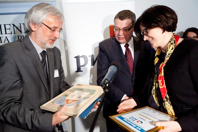 Mariola Urbanowska, dyrektor medyczny Nutricia Polska, odbiera dyplom. Fot. Archiwum firmy