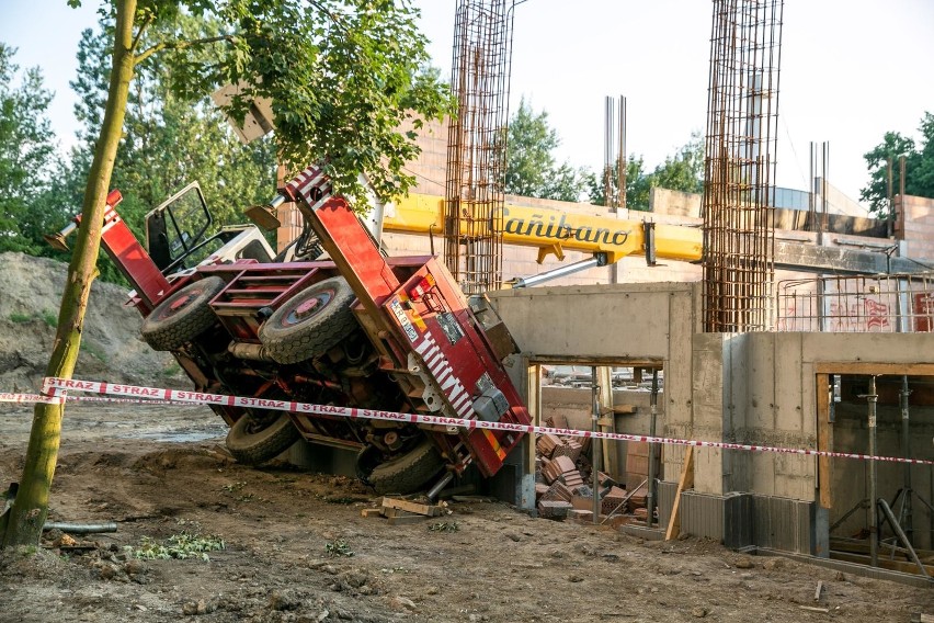 Dźwig wywrócony przy budowie szkoły