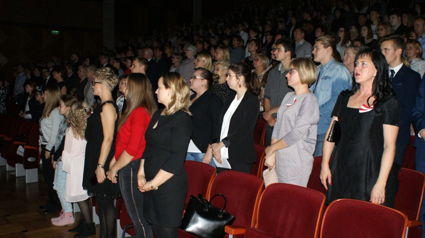 Koncert "Niepodległe nuty" uczniów i absolwentów II Liceum Ogólnokształcącego imienia Marii Konopnickiej w Radomiu