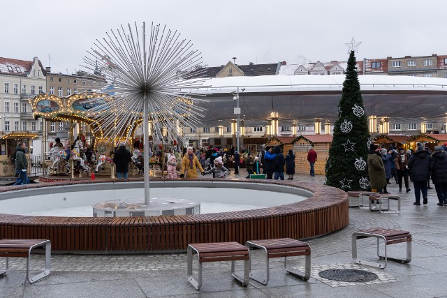Atrakcje w ramach Betlejem Poznańskiego przeniosły się także na Łazarz ze względu na planowany remont płyty Starego Rynku. Poza tym 10 grudnia wystartuje też jarmark przy Arenie i w City Parku. Tam w weekend, od 10 do 12 grudnia odbędzie się po rocznej przerwie Festiwal Rzeźby Lodowej.Zobacz zdjęcia z otwarcia jarmarku na Rynku Łazarskim --->>>
