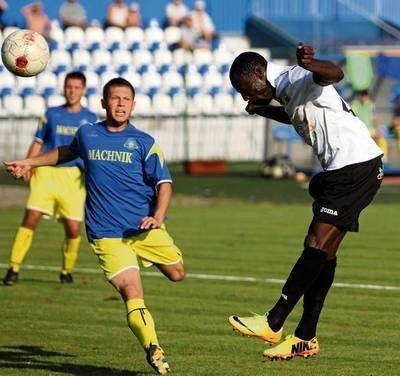 Tony Nwachukwu zdobywa gola dla Hutnika FOT. ANDRZEJ BANAŚ