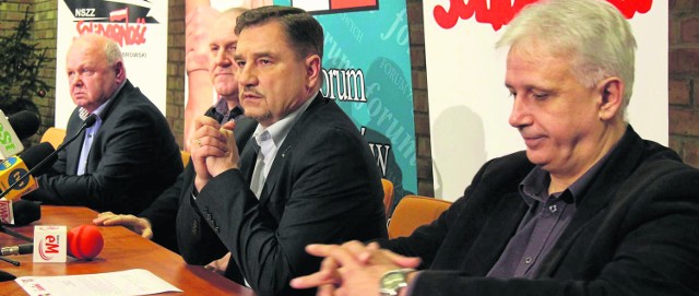 Dominik Kolorz (po prawej) i siedzący obok niego Piotr Duda, szef "S", muszą podjąć wiele trudnych decyzji