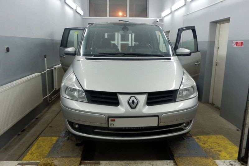 Bobrowniki. Renault naszpikowany kontrabandą złapany na "zielonym pasie" (zdjęcia)