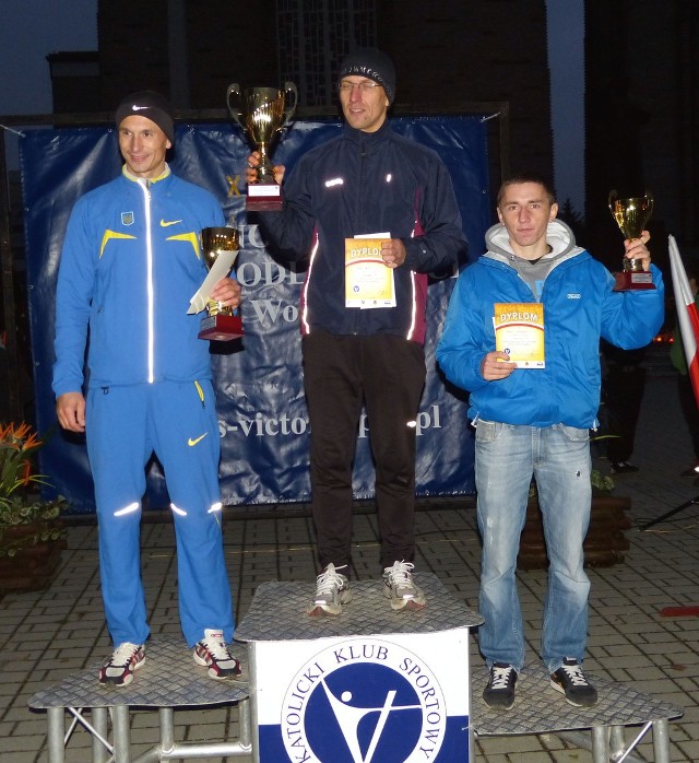 Artur Kern (w środku, z lewej Ukrainiec Aleksander Borysiuk, z prawej Kamil Jastrzębski) wygrał Bieg Niepodległości w Stalowej Woli.