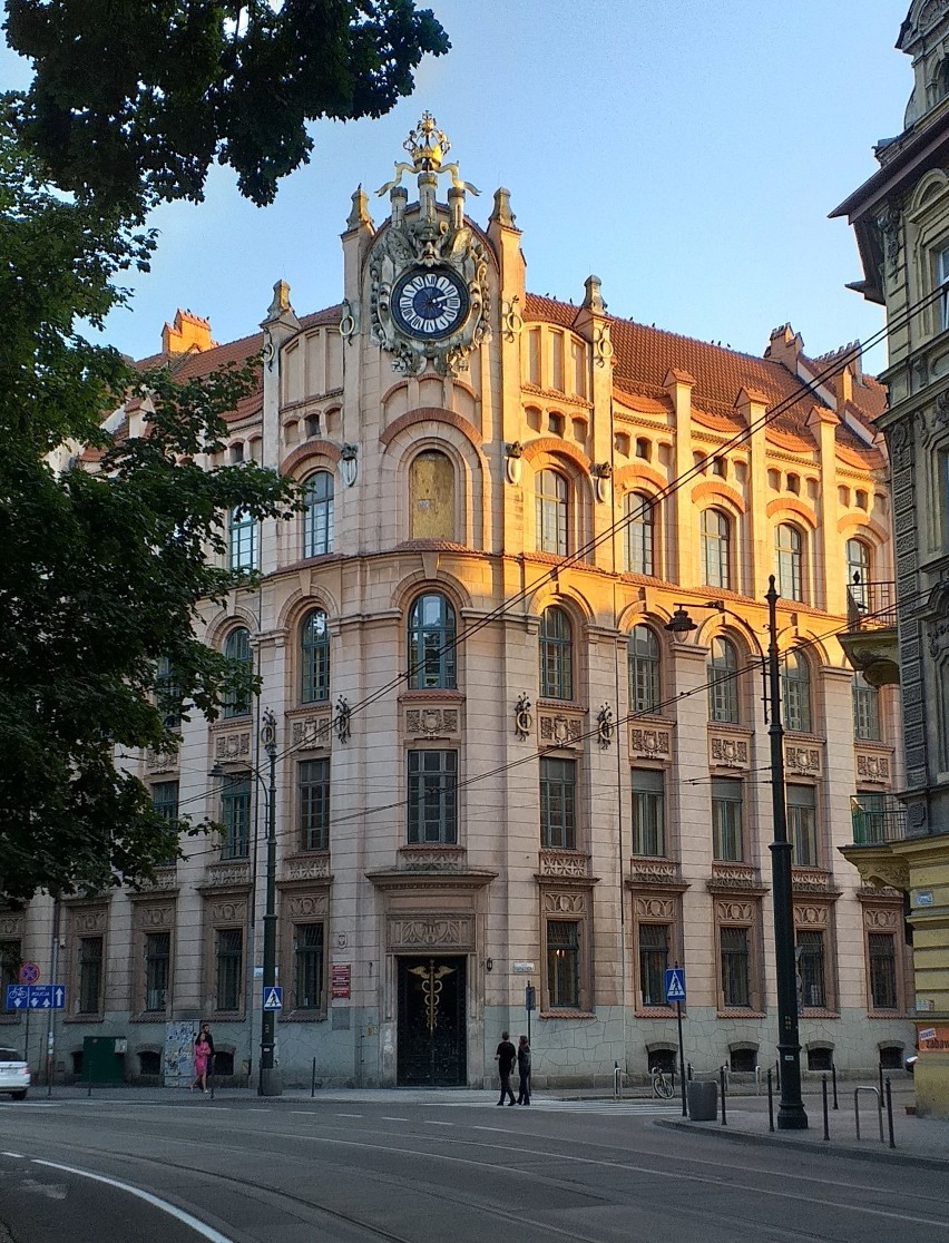 Technikum Ekonomiczno-Hotelarskie nr 4 (ul. Kapucyńska 2)...