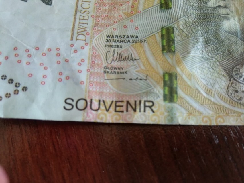 Pseudobanknoty były podobne do oryginałów, ale posiadały też...