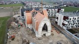 Dekarze budują już dach nowego kościoła w Opolu. Konsekracja świątyni coraz bliżej. Oto postęp prac