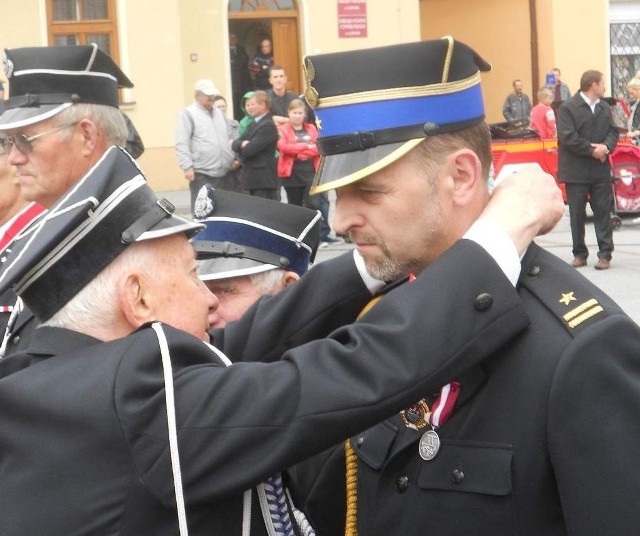 Waldemar Kierzkowski, komendant PSP w Tucholi  (z prawej) dostał dwa medale.