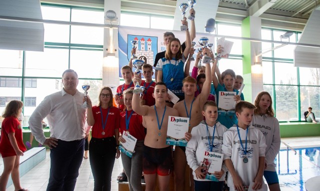 Najlepsze drużyny pływackie listopadowych Otwartych Mistrzostw Grójca, które odbyły się na obiekcie Wodnika.