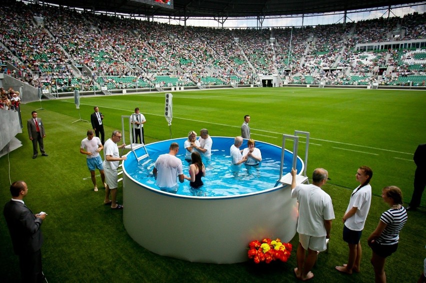 Do tej pory kongres świadków Jehowy odbywał się na Stadionie...