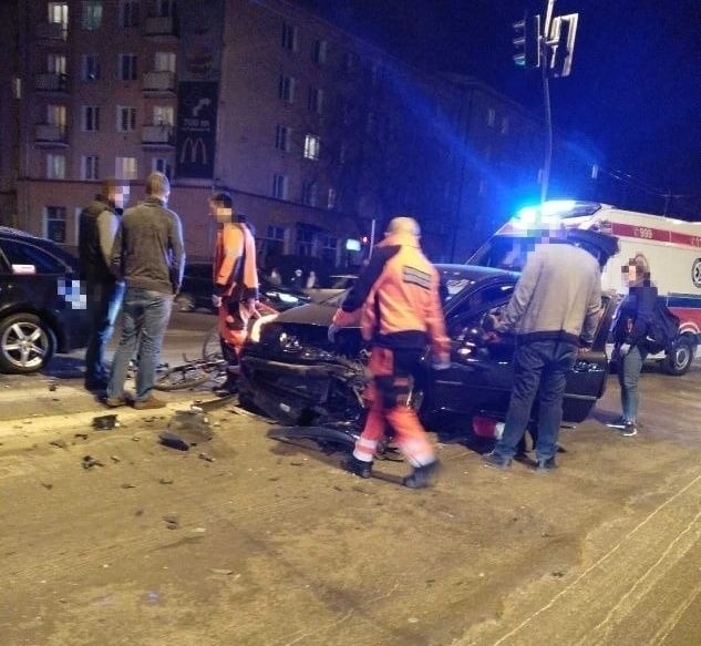 Wypadek na Al. Racławickich w Lublinie. Dwa auta zderzyły się na skrzyżowaniu z ul. Sowińskiego