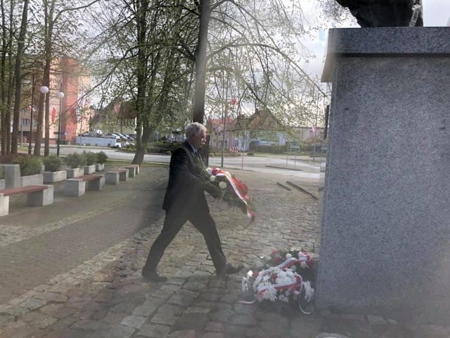 Dzisiaj (niedziela) z okazji Święta Konstytucji 3 Maja, kwiaty pod Pomnikiem Narodu Polskiego w Miastku, złożył wicewojewoda pomorski Mariusz Łuczyk oraz miejscowy Komitet Prawa i Sprawiedliwości.