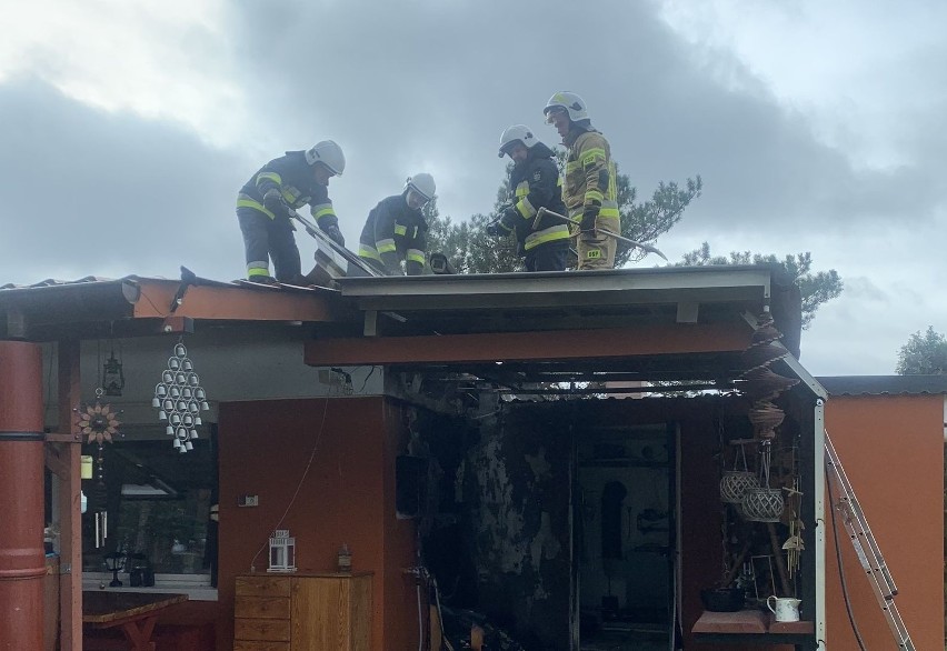 Pożar domu w Chudku w gminie Kadzidło. Kilka zastępów straży pożarnej w akcji