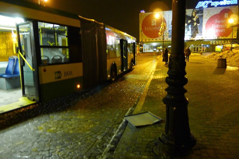 Plac Uniwersytecki: Autobus zderzył się z latarnią (zdjęcia)