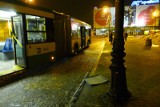 Plac Uniwersytecki: Autobus zderzył się z latarnią (zdjęcia)