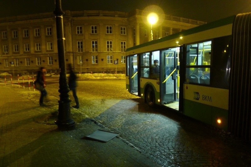 W piątek o godz. 21.17 kierowca autobusu linii 26 uderzył w...