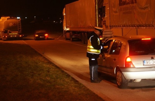 Funkcjonariusze kontrolowali także, czy kierowcy ciężarówek nie przekraczają dozwolonego czasu pracy.
