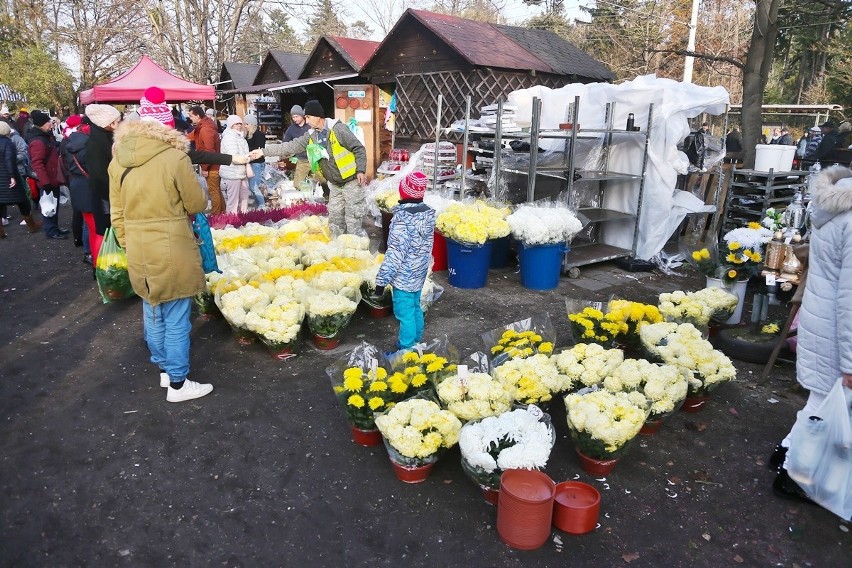 Cmentarz Grabiszyński - zamknięte ulice, tłumy i stragany (ZDJĘCIA)