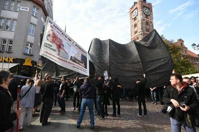 Przeciwnicy zakazu aborcji manifestowali dziś swoje poglądy pod pomnikiem Kopernika. 