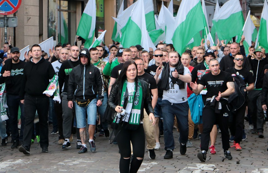 Od Rynku na stadion GKS Olimpia w asyście służb porządkowych...