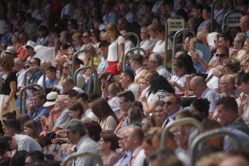 Kongres Świadków Jehowy na Stadionie Śląskim. Dzień 1. Wierni w Chorzowie przez trzy dni będą brać udział w spotkaniach ZDJĘCIA