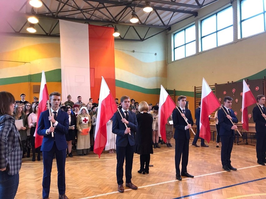 Szkoła do Hymnu - tak zaśpiewali w II Liceum Ogólnokształcącym w Sandomierzu (ZDJĘCIA)  
