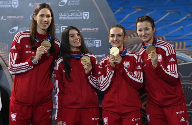 Renata Knapik-Miazga (pierwsza z prawej) z dumą prezentuje brązowy medal