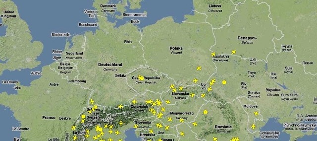 Stopklatka z godz. 11:58 z radaru lotniczego obejmującego Europę. Ruch lotniczy w północnej Europie praktycznie zamarł. Nieliczne samoloty można zauważyć nad południowo - wschodnią Polską.