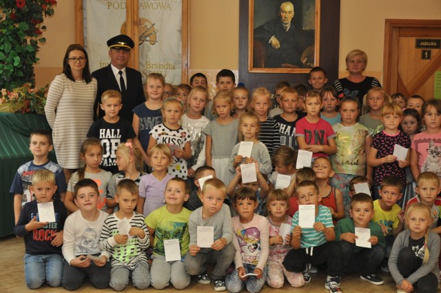 Radomski pilot Robert Kowalik z uczniami oraz nauczycielami szkoły podstawowej w Orońsku.