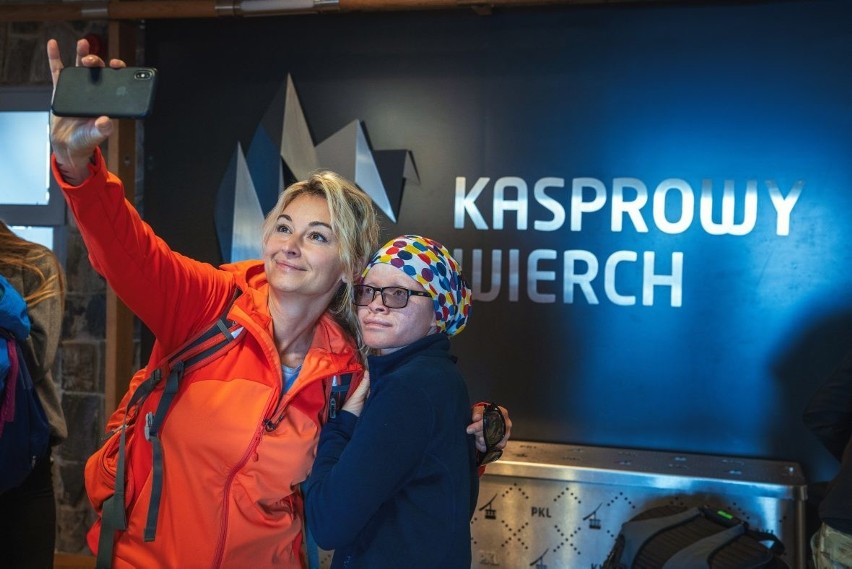 Martyna Wojciechowska z adoptowaną córką Kabulą odwiedziły Kasprowy Wierch [GALERIA]