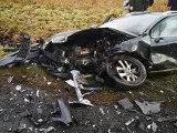 Wypadek na drodze z Wrocławia do Lubina, silnik z auta wyleciał w powietrze, ranna kobieta w ciąży [ZDJĘCIA]