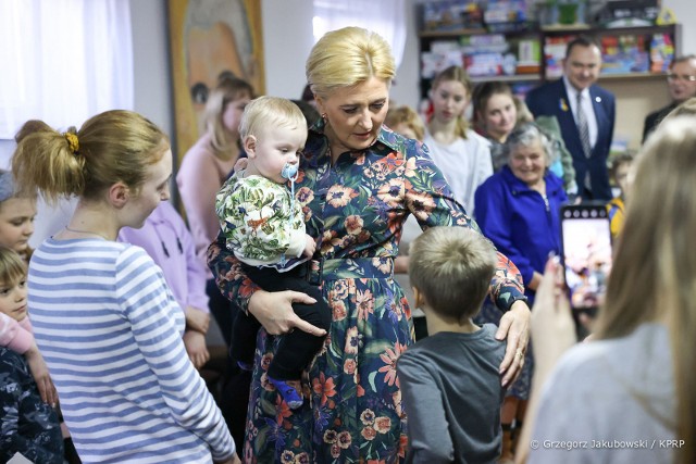 Pierwsza Dama Agata Kornhauser-Duda i prezydencki minister Adam Kwiatkowski podczas spotkania z uchodźcami z Ukrainy