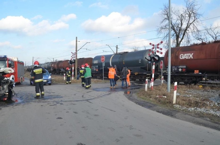 Wypadek na przejeździe kolejowym w Dalkach: Samochód...