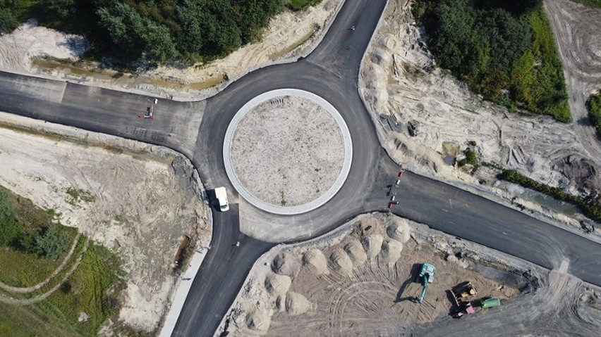 Obwodnica Tarnobrzega przybiera ostateczny kształt, na dużej części położono pierwszą wartstwę asfaltu. Zobaczcie zdjęcia z drona! (ZDJĘCIA)