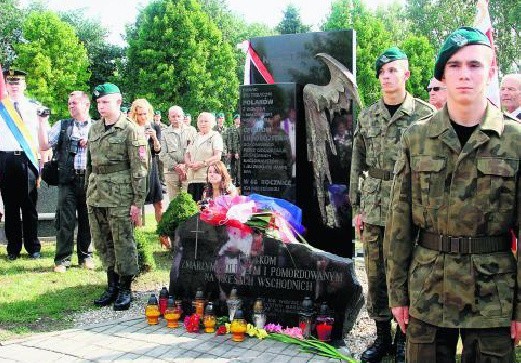 W hołdzie ponad stu tysiącom Polaków z Wołynia i Małopolski Wschodniej ofiarom ludobójstwa, dokonanego przez Organizację Ukraińskich Nacjonalistów i jej zbrojne ramię UPA w 66. rocznicę ich męczeńskiej śmierci - tak brzmi napis na pomniku odsłoniętym w zeszły piątek na cmentarzu w Wartogłowcu.