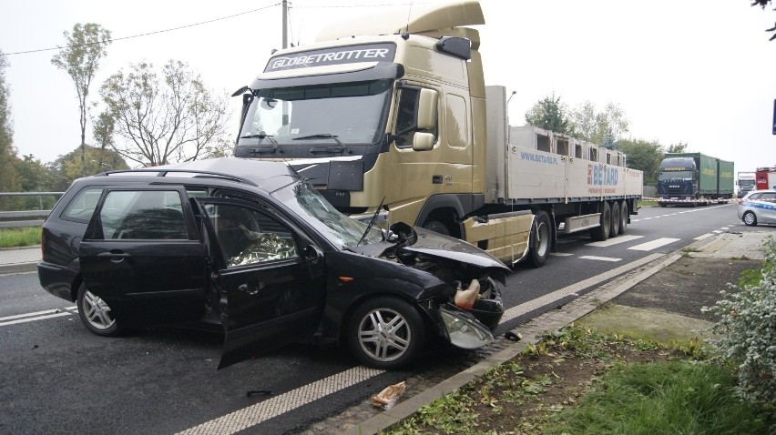 Wypadek pod Bogatynią. Tir z betonem wjechał w bok auta, kierowca nie żyje (ZDJĘCIA)