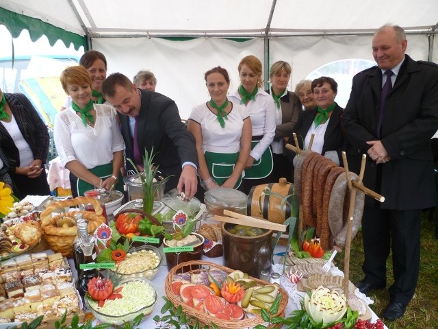 Panie z Koła Gospodyń Wiejskich "Gaworzące Spódnice&#8221; ze wsi Płudnice i Gaworzyna zwyciężyły w konkursie na najlepsza potrawę regionalną.
