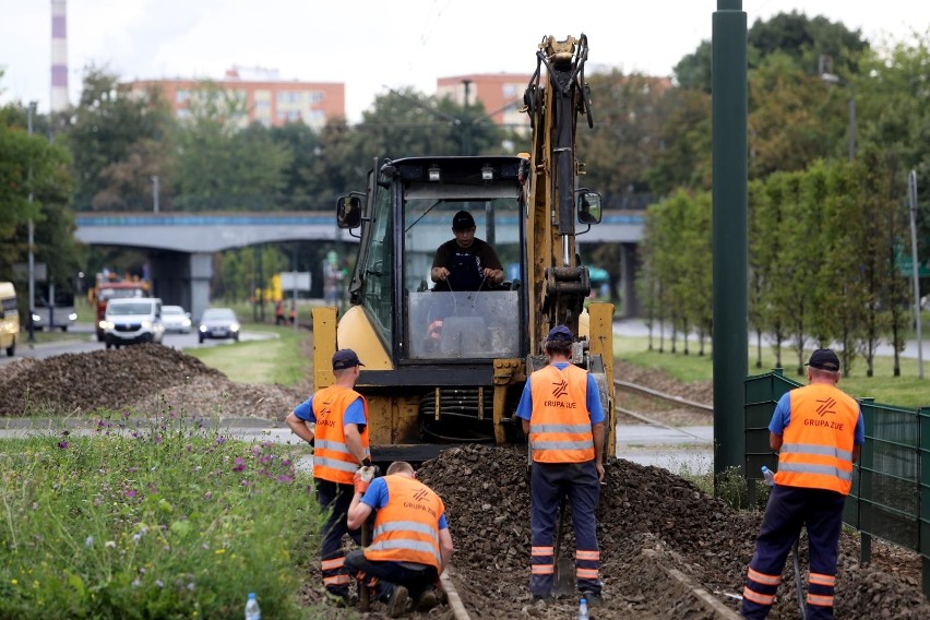 Kraków. Trwa remont torowiska na al. Pokoju. Tramwaje pojadą tam szybciej [ZDJĘCIA]