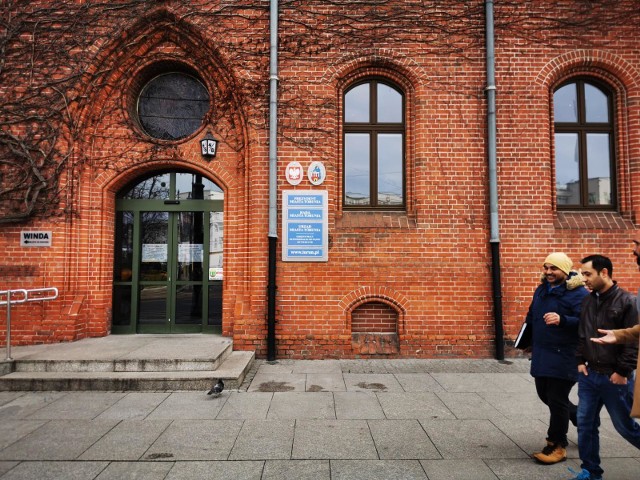 Lockdown przełożył się też na działanie Urzędu Miasta Torunia. Wydziały i biura UMT nadal pracować będą częściowo w trybie zdalnym. Chcąc załatwić sprawę na miejscu, należy wcześniej umówić termin. Które działy będą realizować bezpośrednią obsługę interesantów?