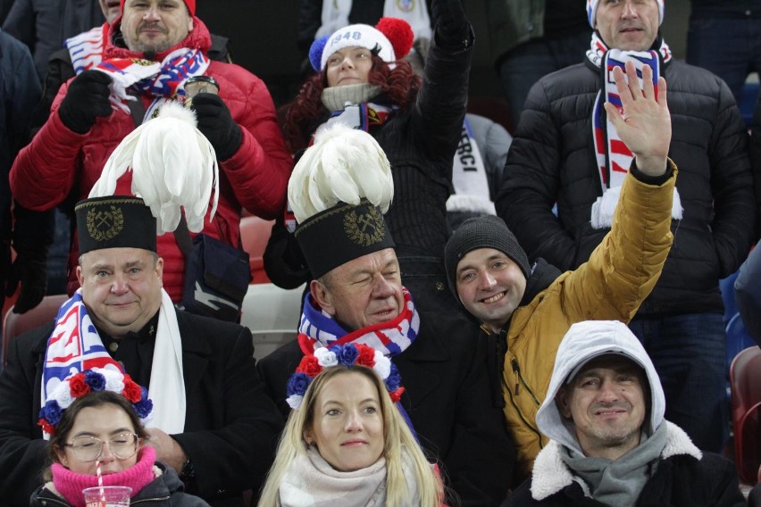 Kibice w górniczych strojach zasiedli na trynunach w czasie...