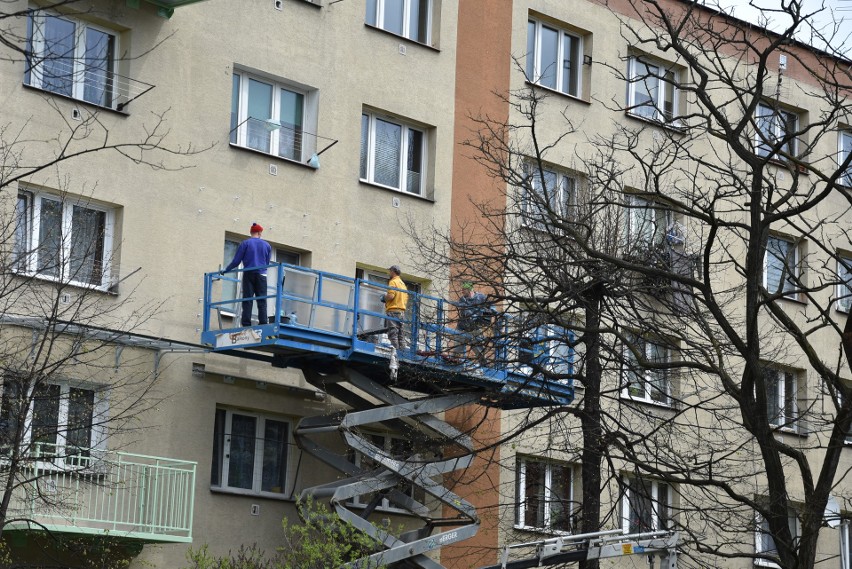 Doczepiane balkony przebojem blokowisk z czasów PRL w Tarnowie i Krakowie. Chce je mieć coraz więcej lokatorów. Jaki koszt? ZDJĘCIA 2.05.22