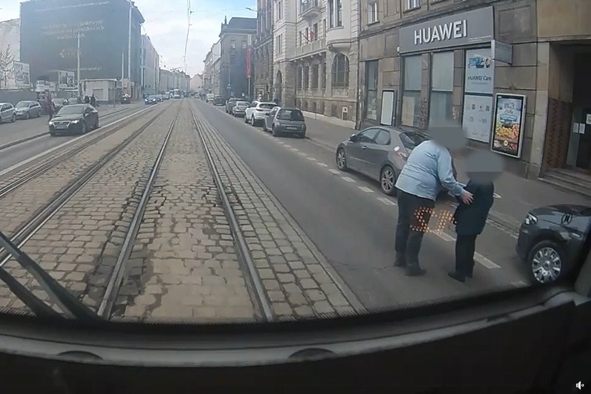 Staruszce pomógł motorniczy, który zatrzymał tramwaj i...