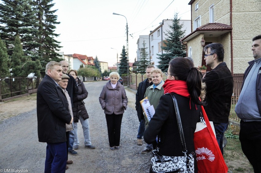 Tadeusz Truskolaski na spacerze z mieszkańcami Wygody