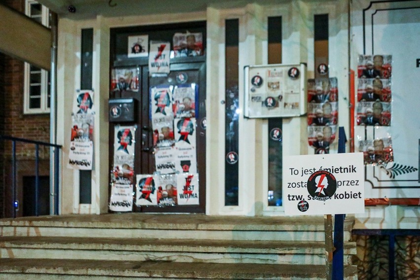 Rocznica wprowadzenia stanu wojennego. Rocznicowe plakaty na siedzibie PiS-u, wśród plakatów strajku kobiet 