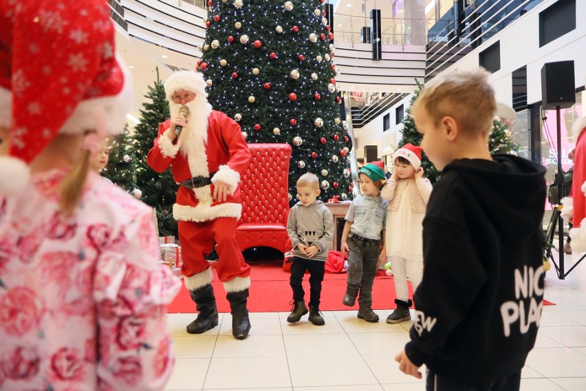 Dzieci spotkały Mikołaja i poprosiły o prezenty. Kiermasz w galerii Olimp i spotkanie z Mikołajem. Zdjęcia  