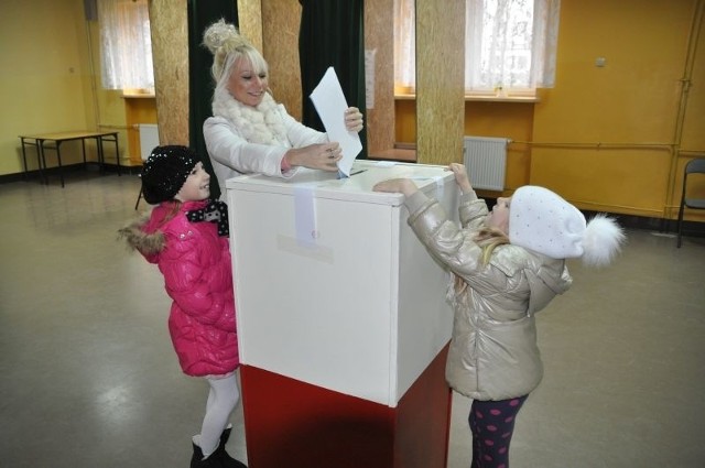 Agnieszce Trojanowskiej podczas głosowania w ZSO im. H. Sienkiewicza towarzyszyły córki: Nadia (z lewej) i Nikola.